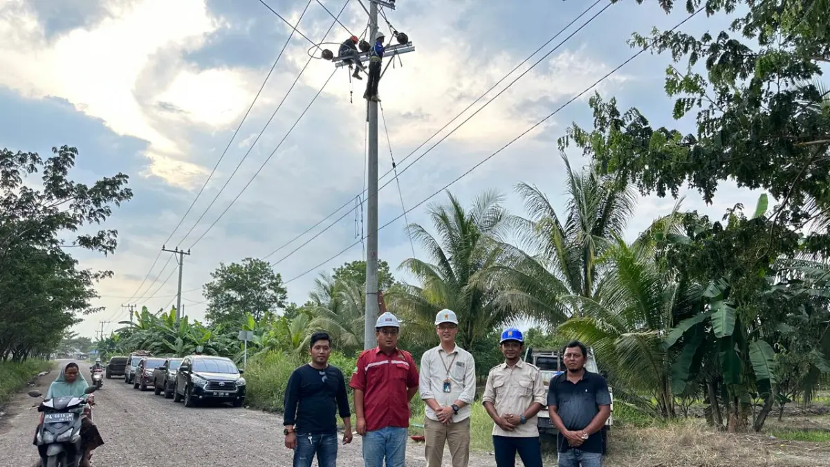 INFRASTRUKTUR: Jaringan listrik terpasang di kawasan operasional PT Palmina Utama untuk menunjang kelancaran produksi dan aktivitas perusahaan.