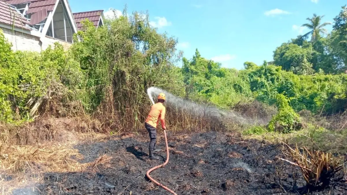 KARHUTLA:Petugas BPBD Kota Banjarmasin melakukan pemantauan dan kesiapsiagaan di kawasan lahan kering mengantisipasi kebakaran hutan dan lahan menghadapi musim kemarau panjang.(Foto:Endang Syarifuddin/Radar Banjarmasin)