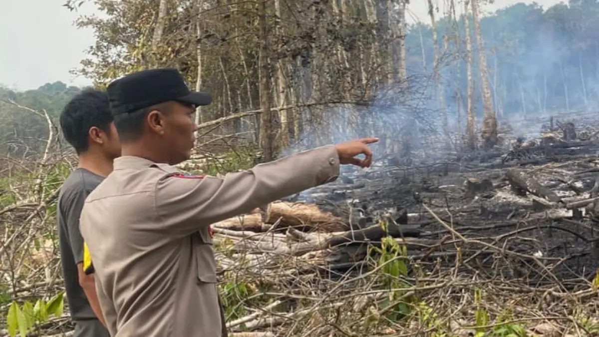 KEBAKARAN LAHAN: Anggota Polres Tabalong saat memantau kebakaran lahan di Desa Binturu.
