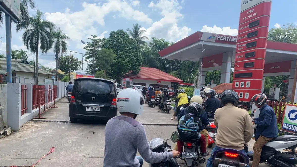 PANIC BUYING: Antrean kendaraan mengular di SPBU Masjid Raya Sabilal Muhtadin, Selasa (31/3). (Foto: Endang Syarifuddin/Radar Banjarmasin)