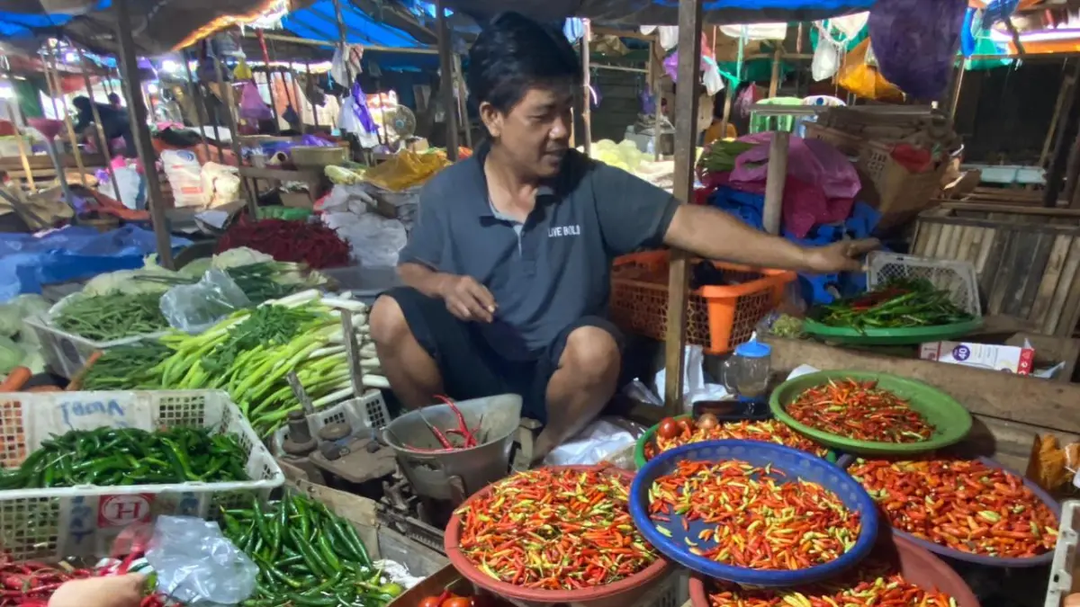 PEDAS: Musri salah satu pedagang sayur yang menjual cabai di Pasar Kemakmuran Kotabaru.