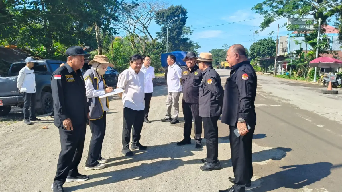 RUAS VITAL: Anggota Komisi III DPRD Tapin turun langsung ke lapangan melihat kondisi Jalan Tarantang dan Jalan Datu Aling, Rabu (1/4/2026).Foto:DPRD Tapin