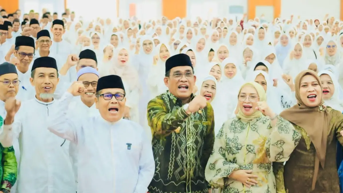 SEMANGAT:Bupati Kabupaten HSU, H Sahrujani foto bersama jemaah calon haji saat kegiatan halal bihalal di Gedung H Abdul Wahid, Amuntai, Kamis (2/4/2026).(Foto:Pemkab HSU)