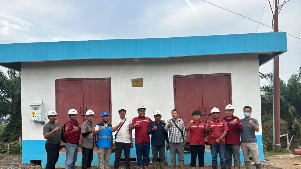 SINERGI LISTRIK: Perwakilan PT Palmina Utama bersama PLN menunjukkan kerja sama elektrifikasi guna mendukung operasional pabrik dan kebun di Kalsel.