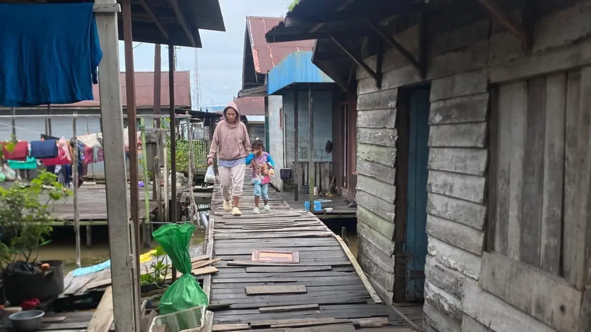 TAMBAL SULAM: Warga berharap Pemko Banjarmasin segera merealisasikan perbaikan karena kondisi akses utama tersebut dinilai membahayakan bagi warga yang melintas.