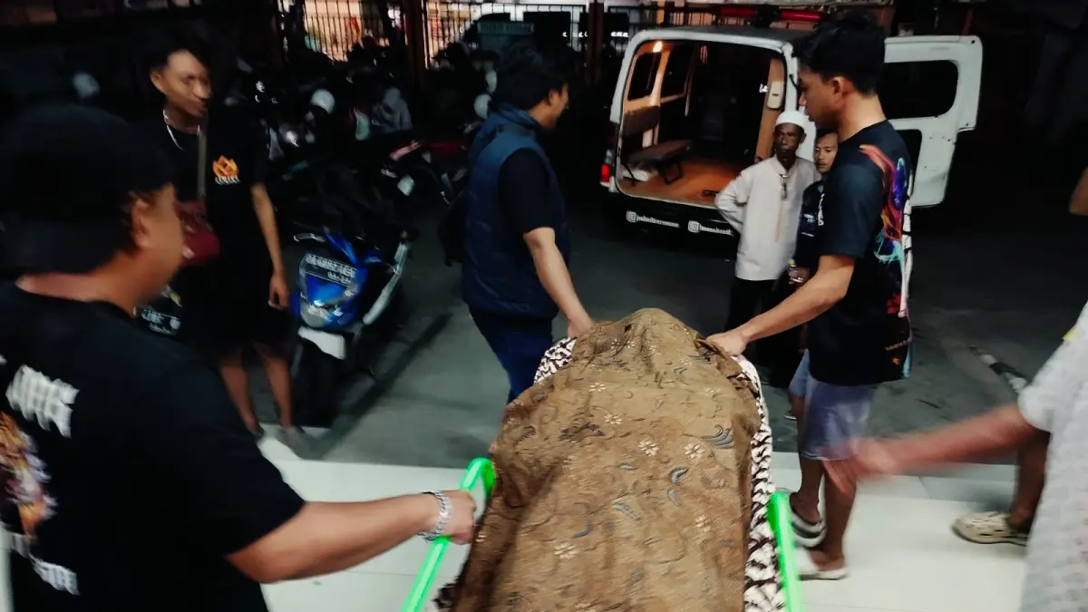 TRAGIS: Jasad Abdillah yang jadi korban penikaman di kawasan Taluk Tepian Sungai Martapura, Rabu (1/4/2026) malam.(Foto: Maulana/Radar Banjarmasin)