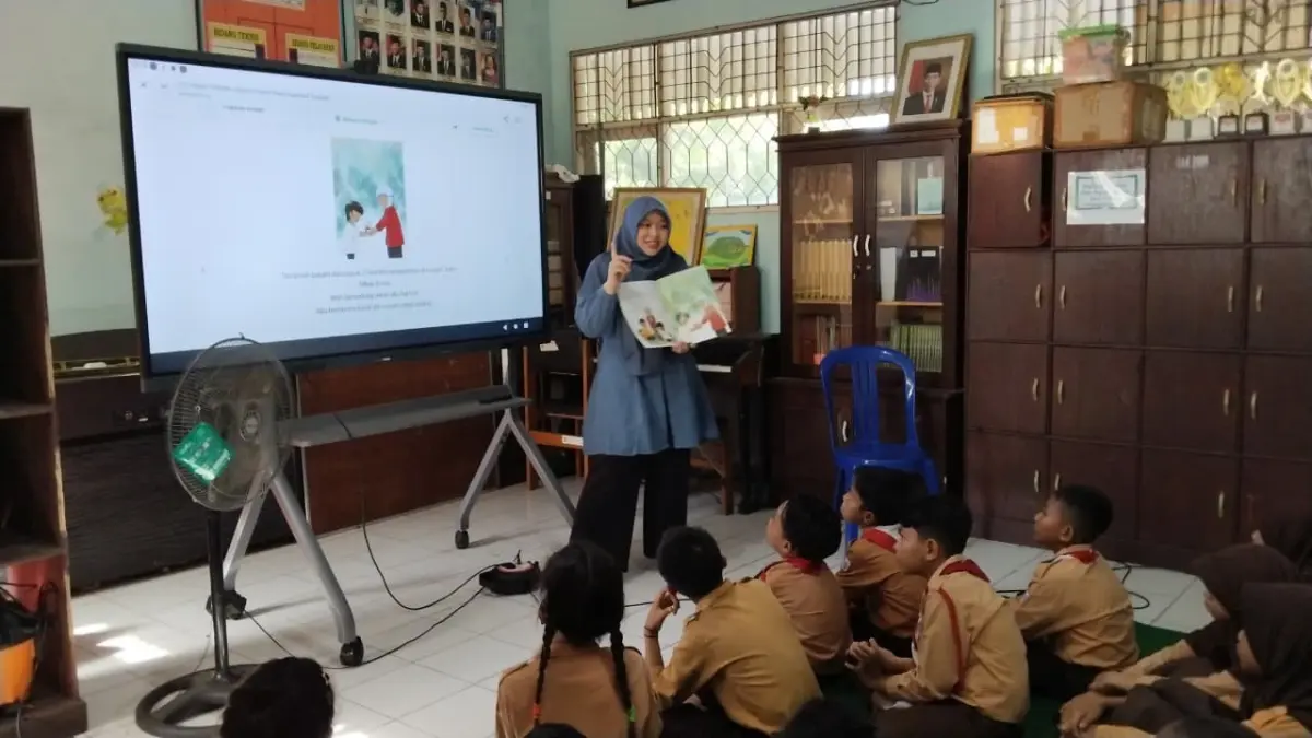 ANTUSIAS: Siswa kelas 4 SDN 1 Guntung Manggis mengikuti kegiatan read aloud bersama Komunitas Read Aloud Kalimantan Selatan. (Foto: FADLAN/ZAKIRI/RADAR BANJARMASIN)
