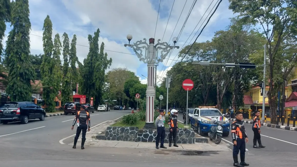 ATUR LALIN: Petugas Dishub Banjarbaru mengatur arus lalu lintas di perempatan Panglima Batur. (FADLAN ZAKIRI RADAR BANJARMASIN)