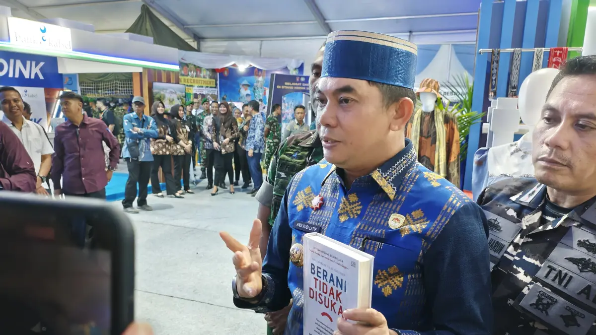 BUKU PILIHAN: Bupati Tanah Bumbu Andi Rudi Latif menunjukkan buku Berani Tidak Disukai usai mengunjungi pojok baca pada Tanah Bumbu Beraksi Expo 2026. (Foto: Zulqarnain/Radar Banjarmasin)&nbsp;