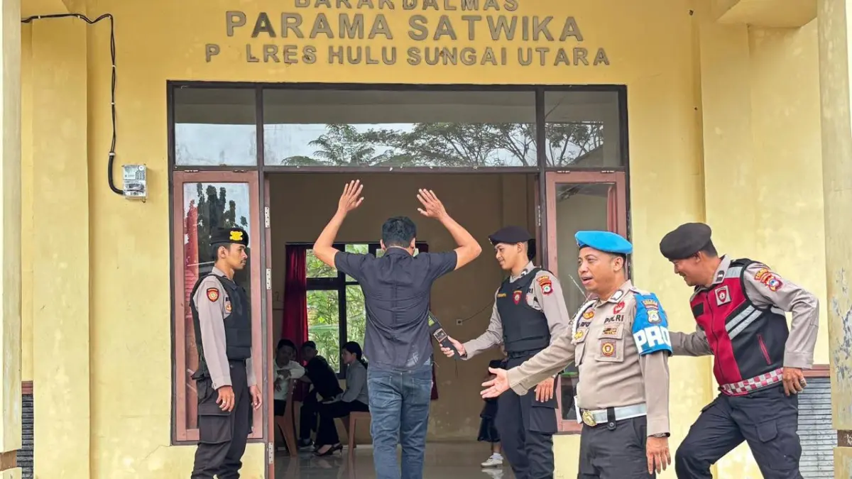 DIPINDAI:Personel Polres HSU melakukan pengamanan dan pemeriksaan jemaat menggunakan metal detector saat pelaksanaan ibadah Jumat Agung di Gereja GKE Amuntai, Jumat (3/4/2026).(Foto: polres HSU)
