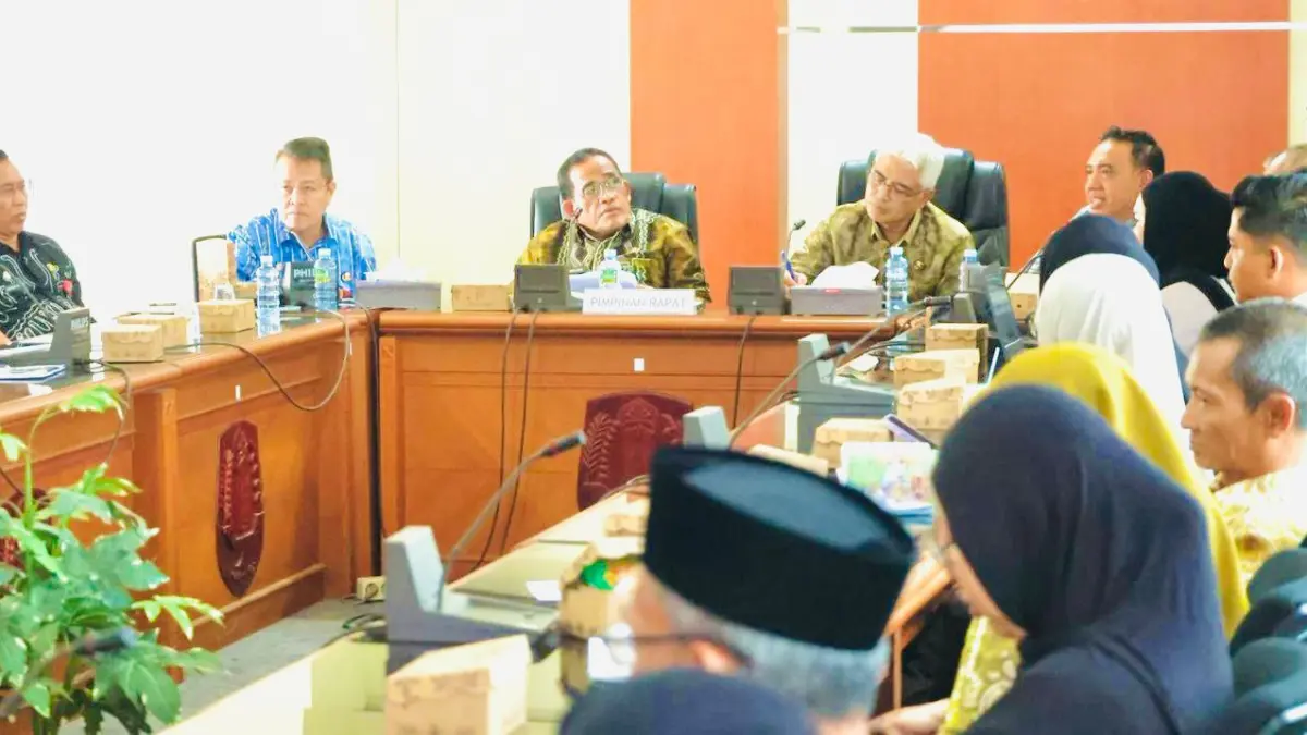 HADIR:Bupati dan Wakil Bupati Kabupaten HSU, H Sahrujani dan Hero Setiawan, serta Sekda HSU, H Adi Lesmana memimpin rapat program MBG bersama SKPD dan pemilik SPPG di Gedung Kejar Membangun, Kamis (2/4/2026).(Foto:Pemkab HSU)&nbsp;