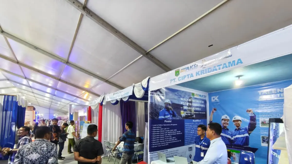 JOB FAIR: Pengunjung mendatangi stan PT Cipta Kridatama pada bursa kerja Tanah Bumbu Beraksi Expo 2026.