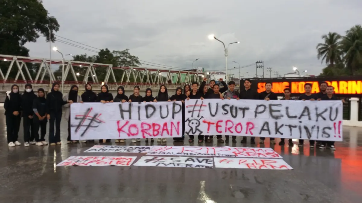KAWAL KEADILAN: Massa mahasiswa dari Universitas Sapta Mandiri menggelar aksi solidaritas di Siring Paringin, Kabupaten Balangan, Kamis (2/4). (M Dirga / Radar Banjarmasin)