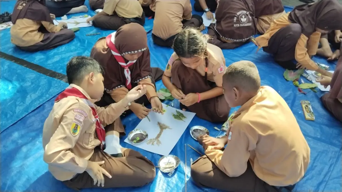 KREATIF: Siswa melakukan aktivitas kreatif membuat karya dari bagian tumbuhan secara berkelompok. (Foto: FADLAN ZAKIRI/RADAR BANJARMASIN)