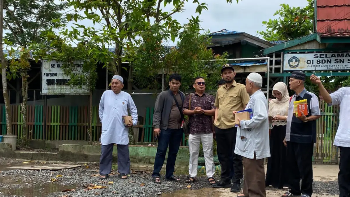 MENGADU:Warga mengeluhkan kondisi Jalan Cemara yang kerap becek dan tergenang kepada Ketua DPRD Kota Banjarmasin, M Rikval Fachruri.(Foto:Endang Syarifuddin/Radar Banjarmasin)  
