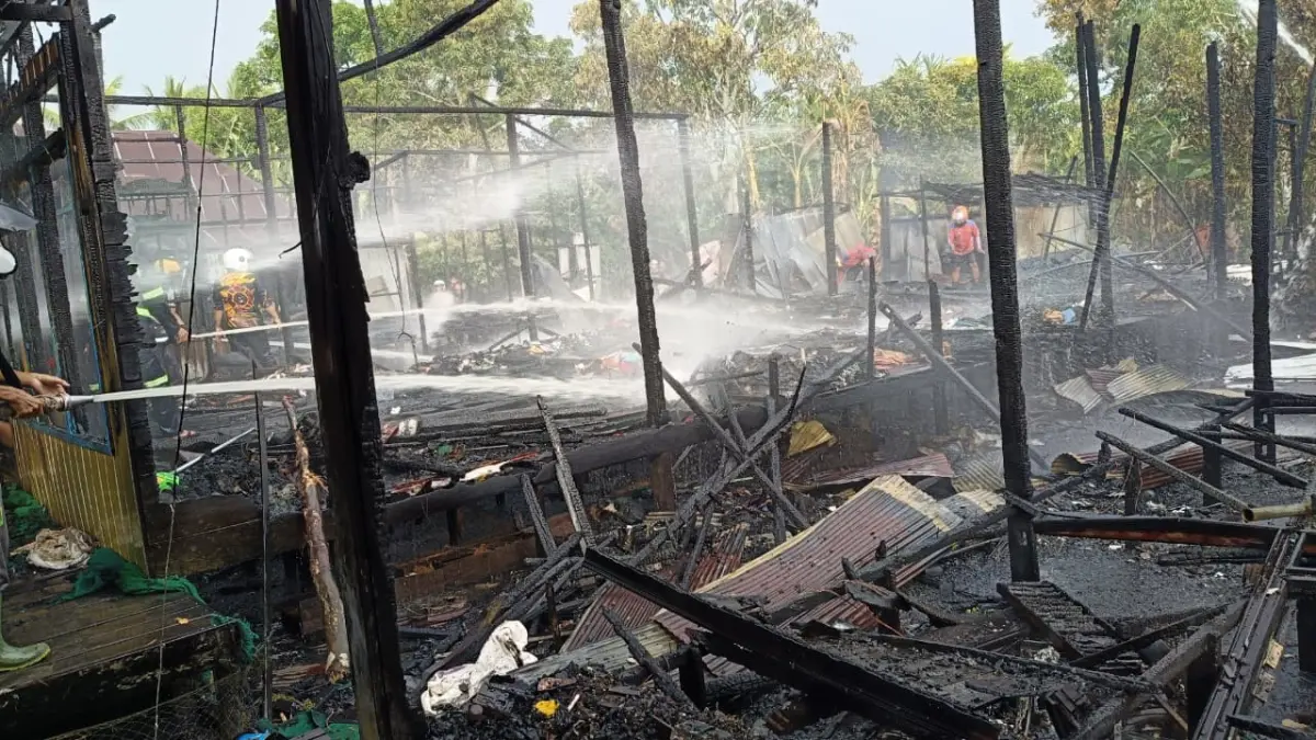 MUSIBAH: Petugas pemadam kebakaran bersama relawan berupaya memadamkan api yang melalap rumah warga di Desa Babarik Hulu, Kecamatan Banjang