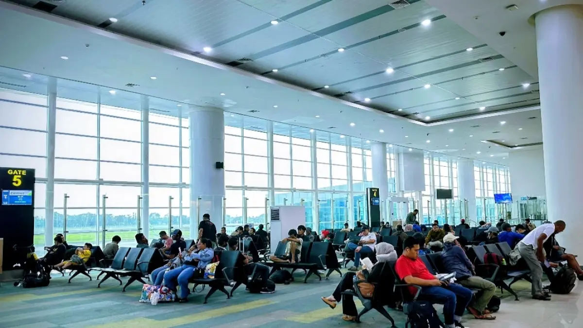 NANTIKAN PENERBANGAN:Calon penumpang pesawat menunggu keberangkatan di ruang tunggu Bandara Internasional Syamsudin Noor, beberapa waktu lalu.(Foto:Dokumentasi Radar Banjarmasin)&nbsp;&nbsp;