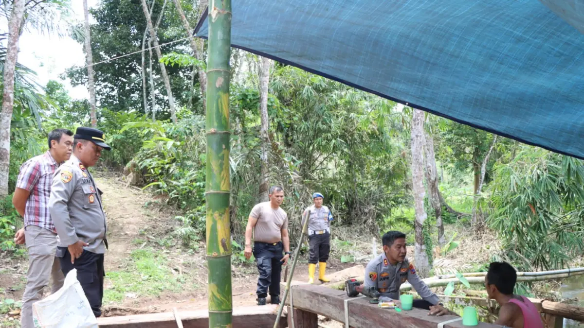 PROGRES: Pembangunan jembatan merah putih di Kecamatan Haruyan tunjukan progres positif. (Foto: Humas Polres HST untuk Radar Banjarmasin).