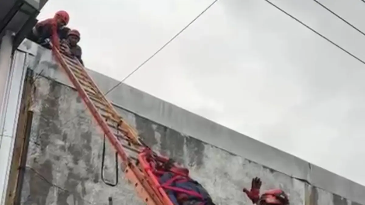 Proses evakuasi Amrullah, pekerja yang memasang penangkal petir di Kompleks Pergudangan dan Industri Basirih Indah yang mengalami stroke saat masih berada di ketinggian. (BPBD Banjarmasin untuk Radar Banjarmasin).