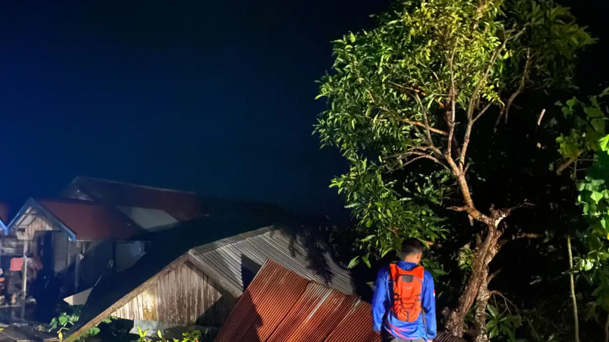 PUTING BELIUNG: Bangunan yang rusak akibat angin puting beliung di Tapin.