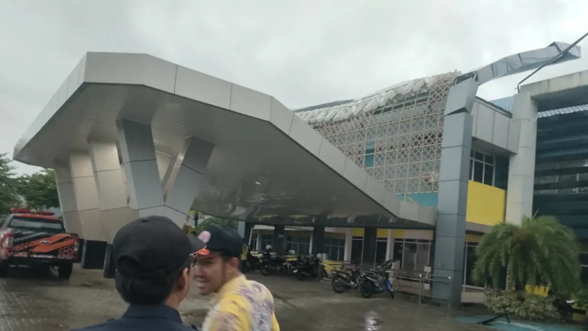 PUTING BELIUNG: Bangunan yang rusak akibat angin puting beliung di Tapin.