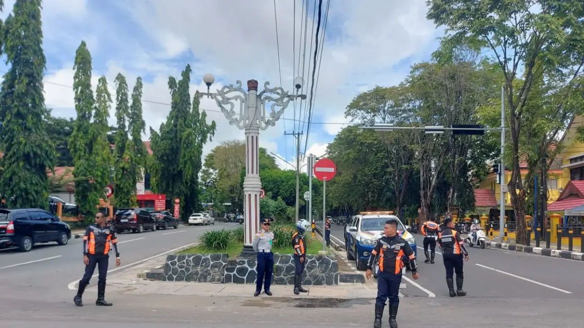SIAGA:Petugas Dishub Banjarbaru mengatur lalulintas di ruas jalan Panglima Batur yang jadi lokasi pemindahan Car Free Day (CFD) per 12 April 2026. (Foto:Fadlan Zakiri/Radar Banjarmasin)