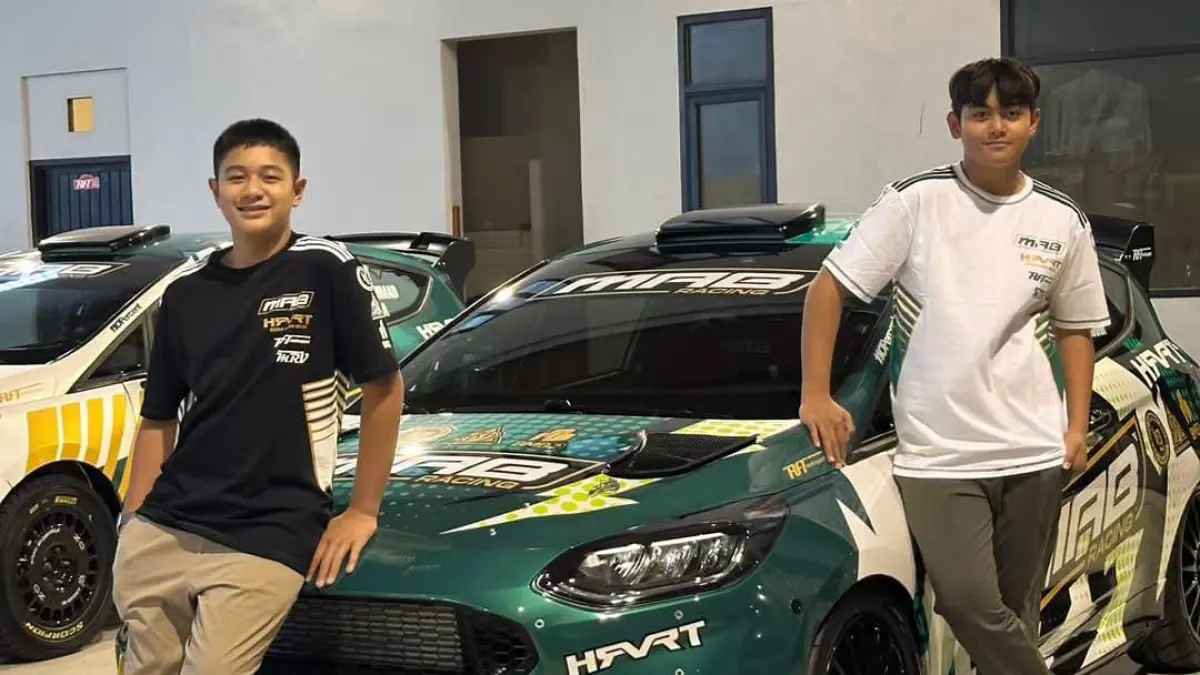 SIAP TANCAP GAS: Muhammad Kholilul Rahman (14) dan Ahmad Sakha Rahim (13), putra dari pereli legendaris Tapin H Rihans Variza siap tancap gas di event Rally tahun 2026 ini.