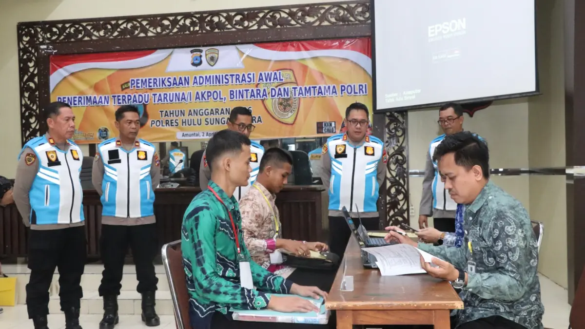 TES POLISI:Kapolres HSU, AKBP Agus Nuryanto memimpin pemeriksaan administrasi awal (rikmin) penerimaan Anggota Polri Tahun Anggaran 2026 di Gedung Jananugara Polres HSU, Jumat (3/4/2026).(Foto:Polres HSU)&nbsp;