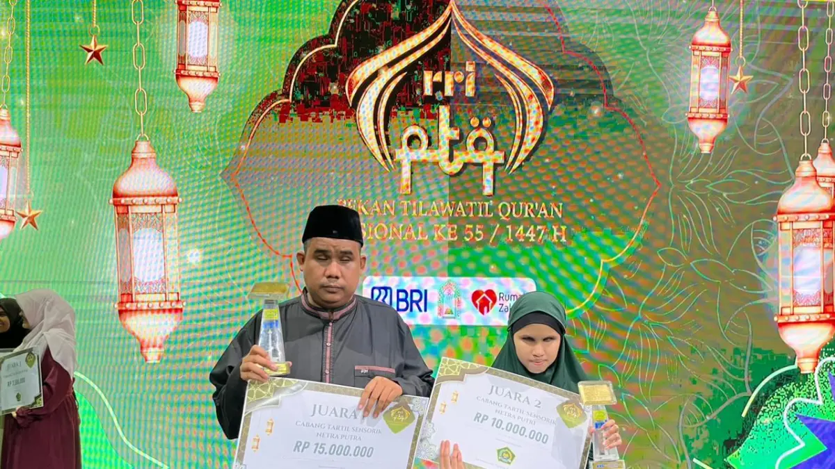 BANGGA: Mutiara Ramadhani (kanan) saat menerima penghargaan sebagai Juara 2 Tartil Sensorik Netra Putri pada PTQ RRI 2026.