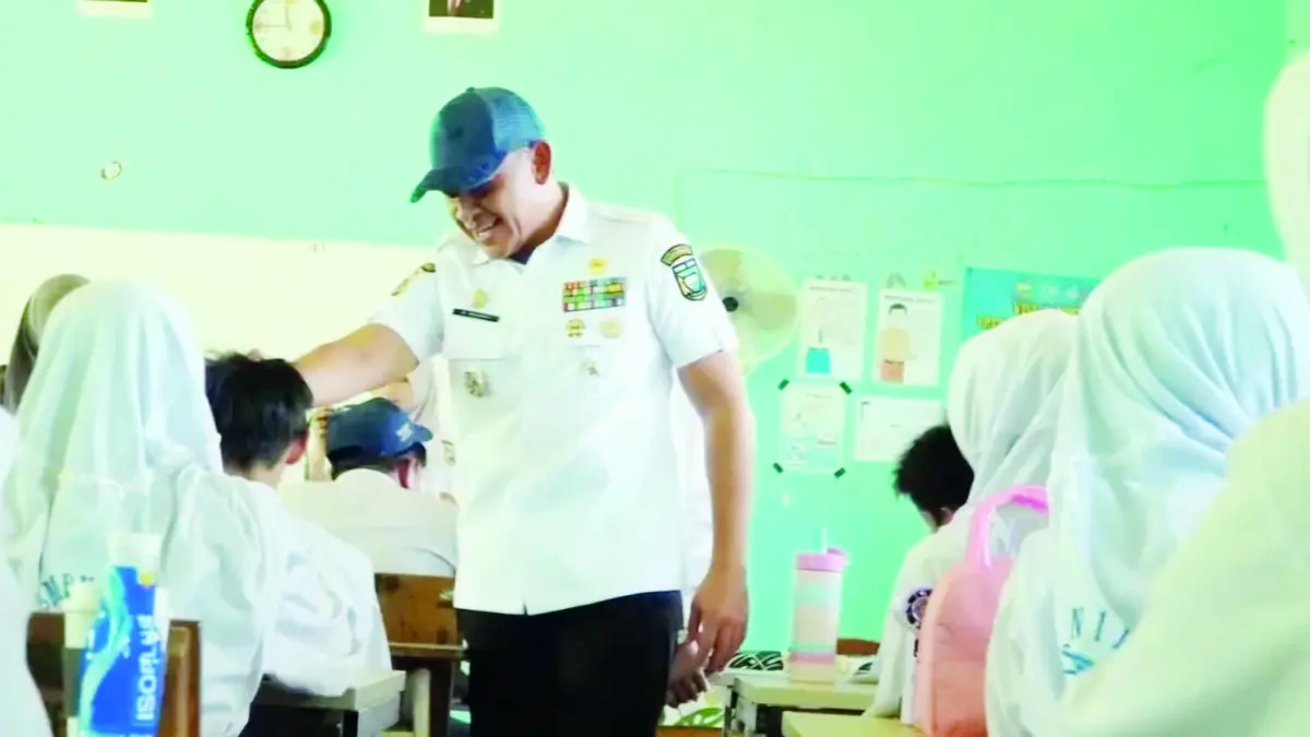 CEK: Bupati Tala Rahmat Trianto melihat langsung kegiatan makan bersama siswa di UPTD SMPN 1 Kurau pada Rabu (1/4). (Foto : Diskominfostasan untuk Radar Banjarmasin)