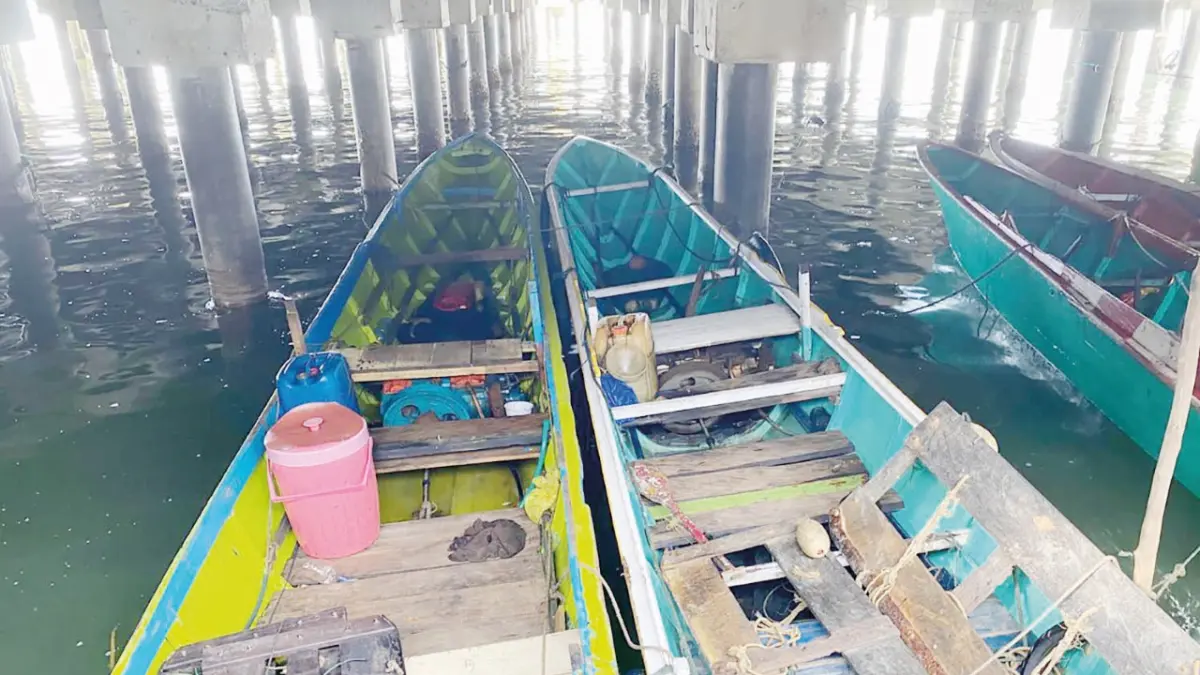 Di bawah Rampa Berkah kapal kapal nelayan juga banyak terparkir ini. Ada gambaran kehidupan masyarakat suku bajau.  (Foto: Jumain/ Radar Banjarmasin)