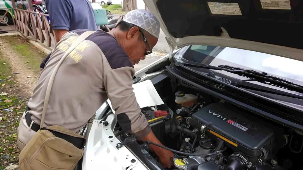 IDENTIFIKASI: Petugas Samsat Martapura melakukan pencocokan data kendaraan (SAMSAT MARTAPURA)