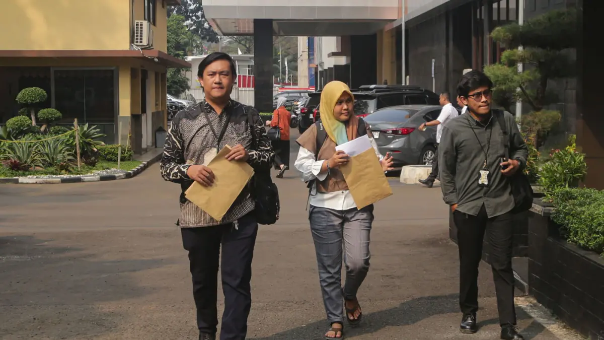 KORBAN KEKERASAN: Wakil Koordinator Kontras, Andrie Yunus (kiri), menjadi korban penyiraman air keras oleh oknum TNI. (Istimewa)