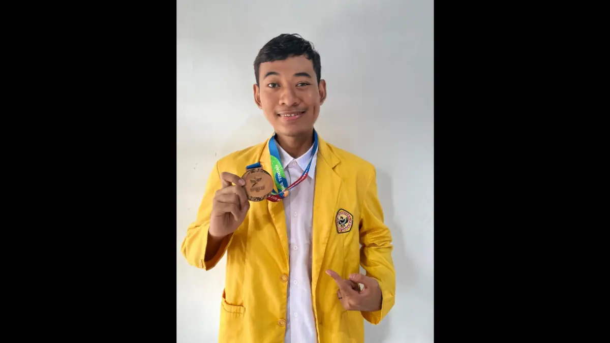 MEDALI: Alexander Dwiki Hermawan menunjukkan medali yang ia raih dari Peparnas XVII Solo
