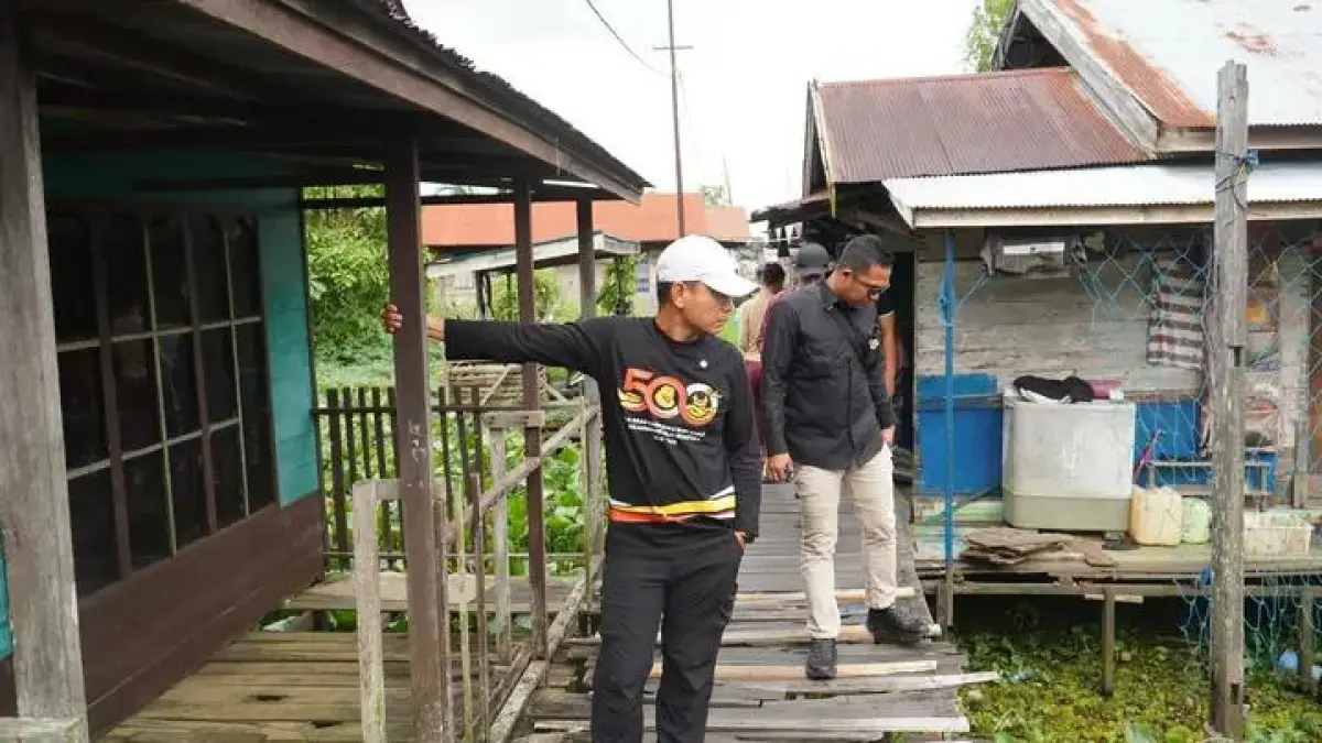 MEMANTAU:Wali Kota Banjarmasin, Muhammad Yamin HR meminta perbaikan titian Teluk Selong segera dilakukan, minimal penanganan darurat, demi mencegah jatuhnya korban.(Foto:Prokom Pemko Banjarmasin)