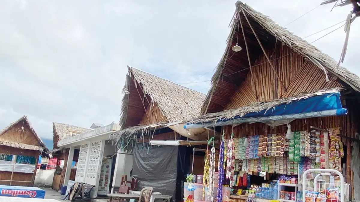 Saat senja tiba atau selepas melaut, warung-warung kecil di Rampa Berkah berubah menjadi ruang tamu bagi masyarakat Suku Bajau. Di sinilah, di antara aroma kopi dan kepulan asap rokok, warga Kotabaru ini melepas penat sembari merajut silaturahmi yang erat. (Foto: Jumain/ Radar Banjarmasin)