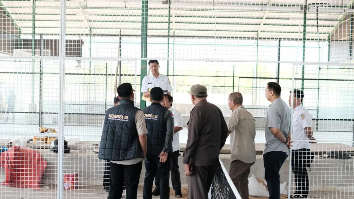 PENGECEKAN: Petugas Disperkim bersama Komisi III DPRD Banjarbaru melakukan pengecekan lapangan padel yang belum mengantongi izin di salah satu lokasi, Rabu (1/4). (SYAHRIAL UNTUK RADAR BANJARMASIN)