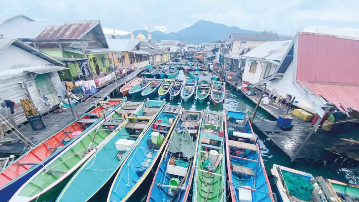 Setelah melaut ratusan kapal balapan nelayan Suku Bajau di Rampa Berkah terparkir rapi. Disini juga nelayan sambil memperbaiki alat mesin dan kapal yang rusak.&nbsp; (Foto: Jumain/ Radar Banjarmasin)