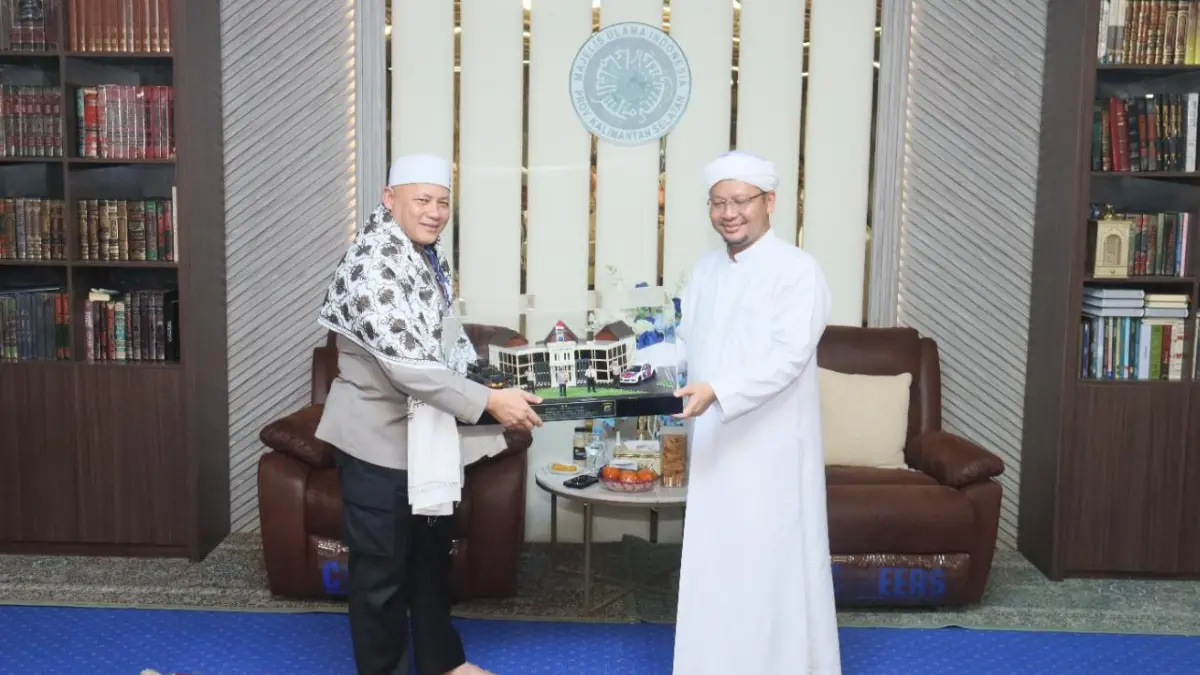 SILATURAHMI:Kapolda Kalsel, Irjen Pol Rosyanto Yudha Hermawan serahkan cenderamata kepada ketua MUI Kalsel, KH Ahmad Syairazi, Jumat (3/4/2026).Foto:Polres HSS&nbsp;