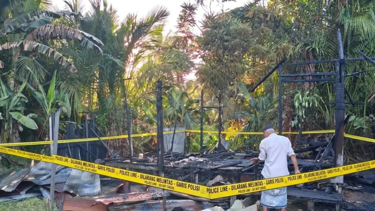 TERBAKAR: Kondisi &nbsp;rumah Abdullah yang terbakar seratus persen, Sabtu (4/4/2026).(Foto: Polres Tabalong)