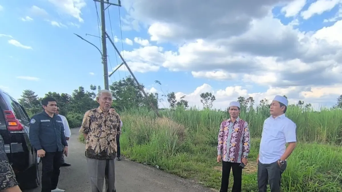 Bupati Balangan, Abdul Hadi (baju putih) bersama Rektor ULM, Ahmad Alim Bachri saat meninjau rencana lokasi kampus cabang di Balangan. (M Dirga / Radar Banjarmasin)