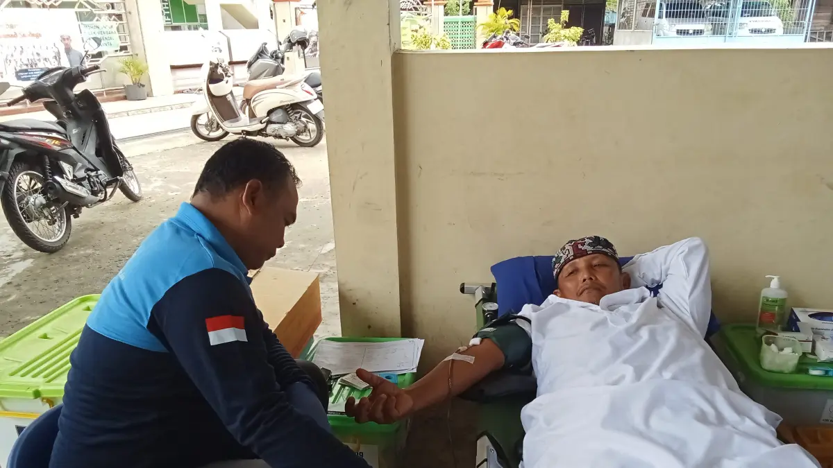 DAPAT BINGKISAN: Masyarakat yang mendonorkan darahnya usai salat Jumat di masjid.
Foto PMI Tapin&nbsp;