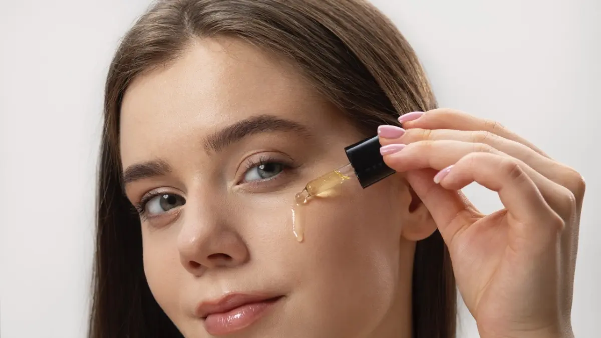 KENCANG: Serum retinol membantu memperbaiki struktur kulit yang berkerut menjadi lebih kencang. (Foto: Freepik)