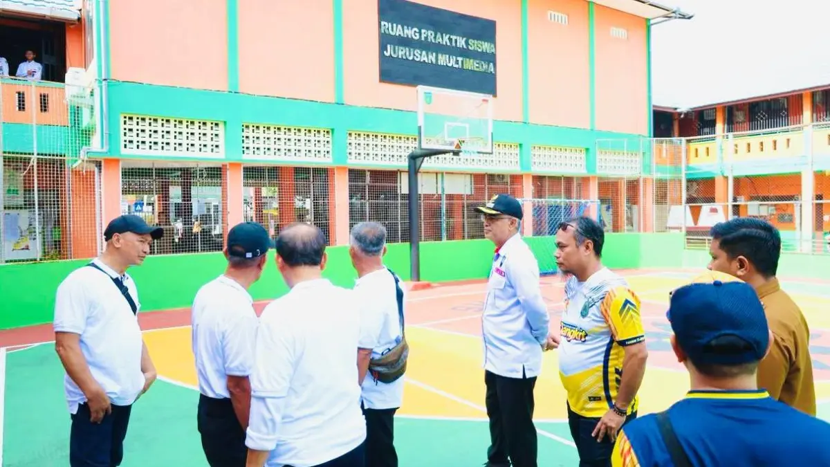 KESERIUSAN: Wakil Bupati HSU yang juga Ketua KONI HSU Hero Setiawan mendampingi tim verifikasi Porprov Kalsel 2029 melihat venue di sejumlah lokasi di Kabupaten HSU. 