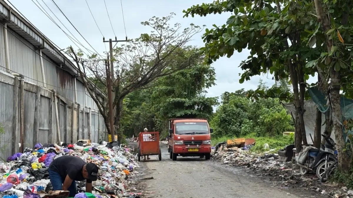 MERESAHKAN: TPS liar di Jalan Rajawali Raya, Banjarmasin Selatan dibuangi sampah tidak terkendali. (Foto: Zulvan Rahmatan/Radar Banjarmasin)