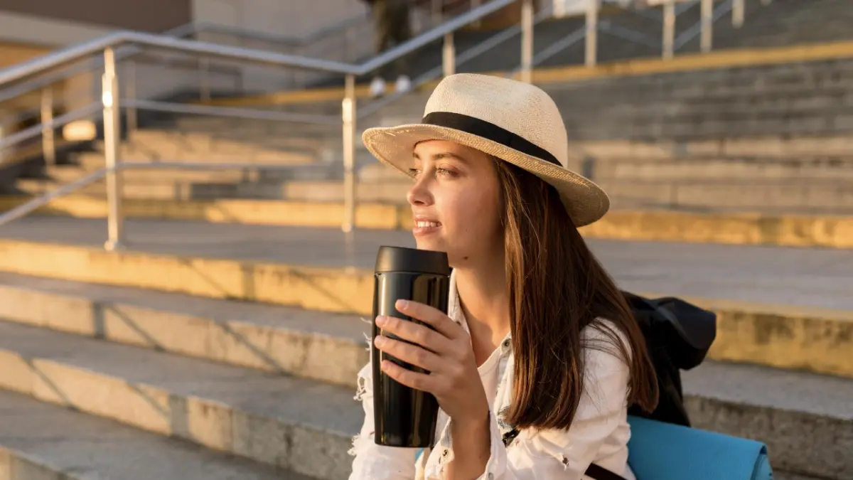 MINUM: Tren tumbler mewah secara tidak langsung meningkatkan kesadaran masyarakat akan pentingnya minum air putih. (Foto: Freepik)