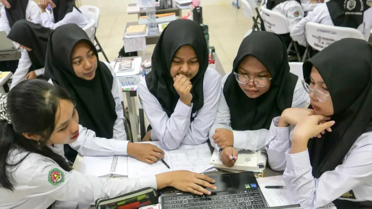 SELESAIKAN TUGAS: Siswi SMAN Banua menyelesaikan tugas mandiri yang diberikan gurunya. (Foto: sma garuda kalsel untuk radar banjarmasin)
