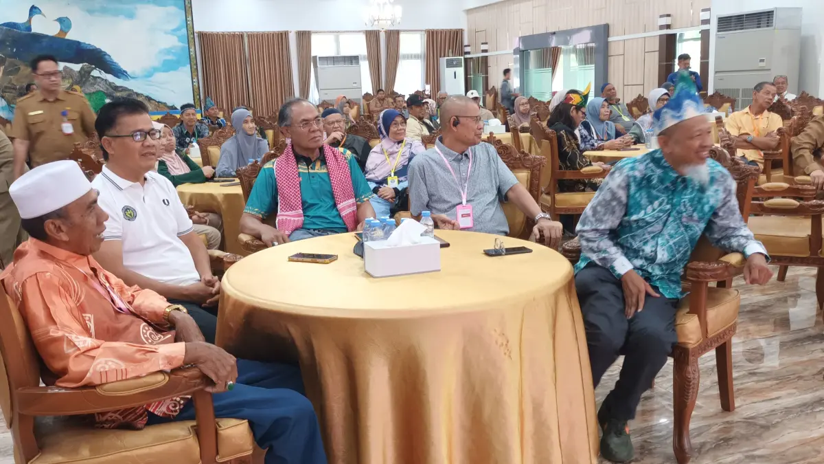 BERKUNJUNG: Puluhan warga Malaysia saat disambut di Wisma Tamu Pendopo Bersinar Pembataan Kabupaten Tabalong.(Foto: Ibnu Dwi Wahyudi/ Radar Banjarmasin)