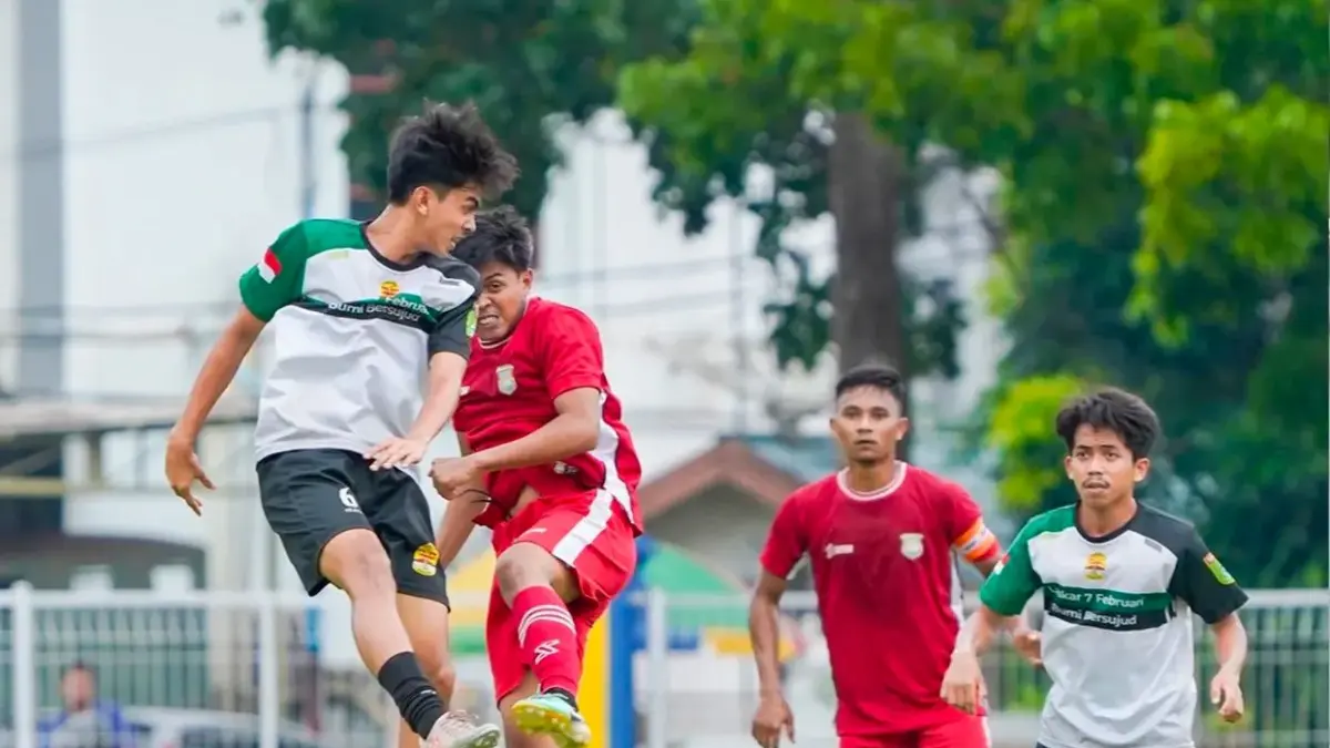 BERTANDING: Persepan Pagatan (putih) saat bertanding dalam laga sepak bola kompetisi daerah.