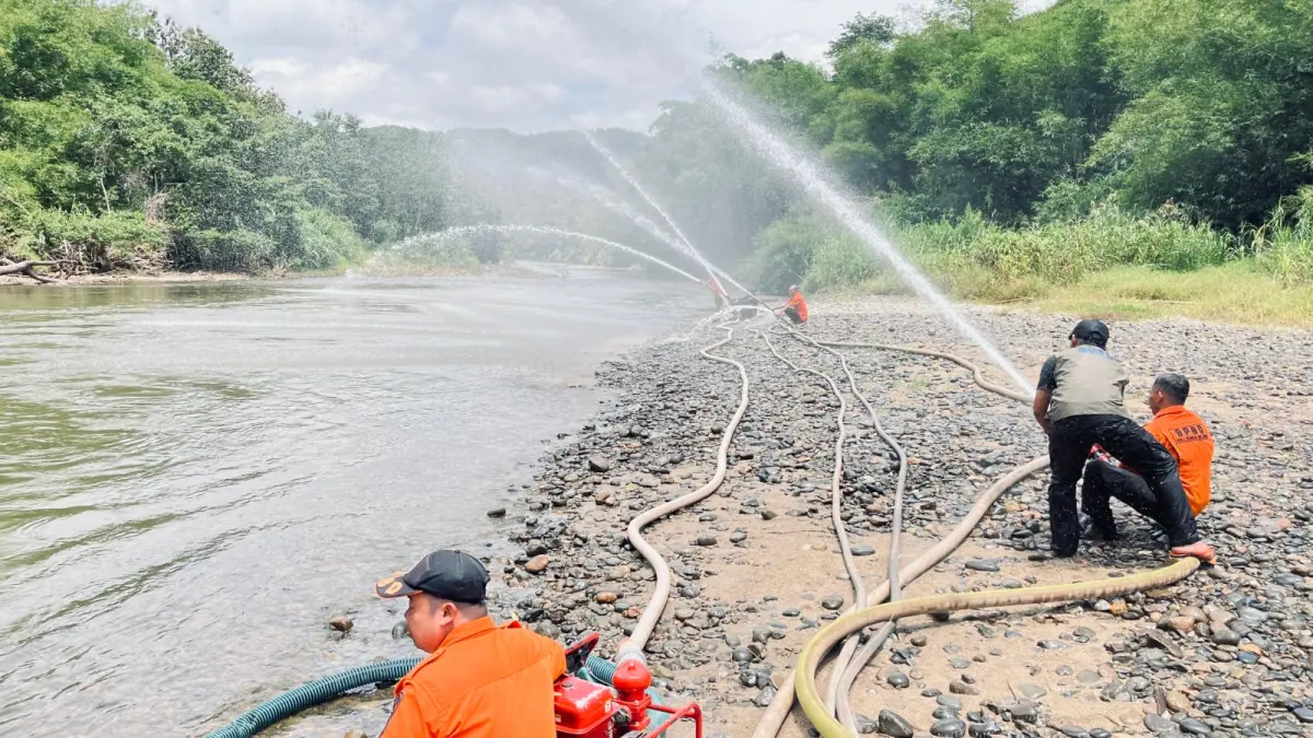 CEK: BPBD HSS saat mengecek kesiapan peralatan untuk hadapi karhutla saat kemarau panjang. (Foto: BPBD HSS)&nbsp;